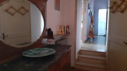 La salle de bains est pourvue d'un grand miroir et d'un lavabo. dans l'établissement La Terrazza sul Borgo, à Narni