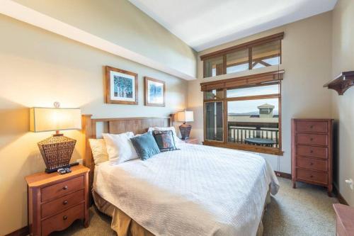 um quarto com uma cama grande e uma janela em Ski In Ski Out Conde Nast and Forbes Award Winner One Bedroom Pool Hot Tub Gym 415B em Park City