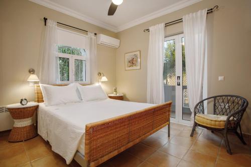 1 dormitorio con cama, ventana y silla en La Villetta en Lagópodhon
