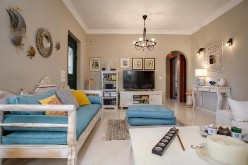 sala de estar con sofá y TV en La Villetta en Lagópodhon