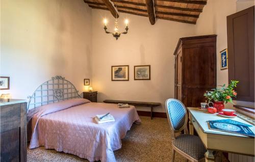 1 dormitorio con 1 cama, mesa y sillas en Amazing Home In Siena With Wifi, en Siena