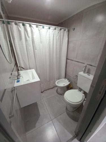 uma pequena casa de banho com WC e lavatório em TresA -2- em Tres Arroyos