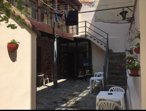 アストルガにあるAlbergue San Javier - Solo para peregrinosの階段、テーブル、椅子付きの建物