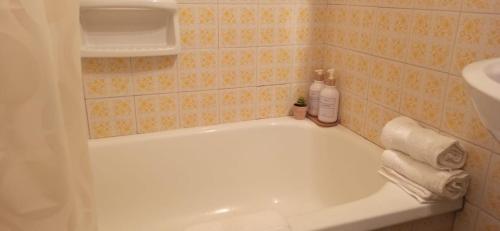 W łazience znajduje się biała wanna i umywalka. w obiekcie BuenosAiresFlour w BuenosAires