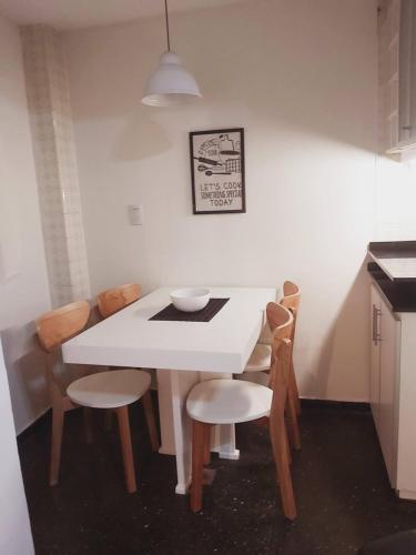 kuchnia z białym stołem i krzesłami w obiekcie BuenosAiresFlour w BuenosAires