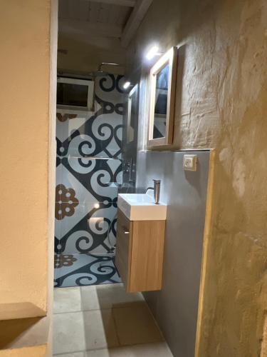 a bathroom with a sink and a wall at DIMORE DE SANTIS in Andrano