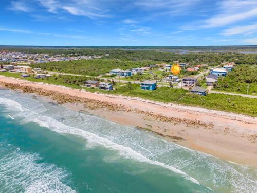 una vista aérea de una playa con casas y el océano en Luxury Ocean Blue beach house- 3 bed room Dog friendly en Palm Coast