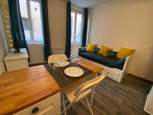 un salon avec une table et un canapé dans l'établissement Vieille ville, à Nice