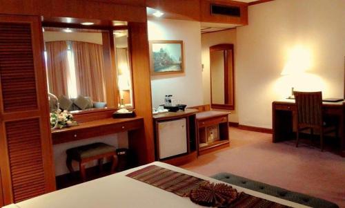 sala de estar con cocina y comedor en The Regency Hotel Hatyai, en Hat Yai