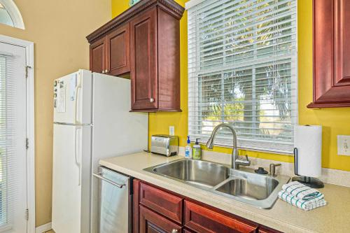 Kuchyň nebo kuchyňský kout v ubytování Two-level home with partial ocean view, balcony, WiFi, & W/D - walk to the beach