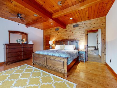 una camera con letto e soffitto in legno di Luxury Adirondack Lakeview a Gilford