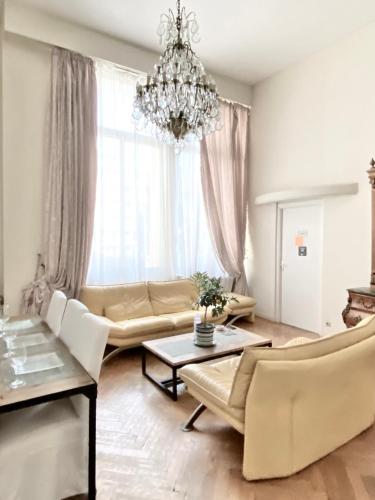 - un salon avec un canapé et un lustre dans l'établissement Duplex à la Villa Canteraine, à Cannes