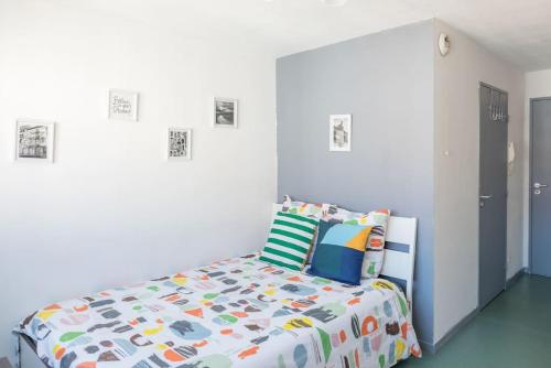 une chambre avec un lit avec une couette colorée dans l'établissement Part-Dieu Lyon Appart, à Lyon