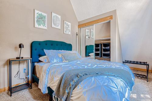 um quarto com uma cama azul e um espelho em Second Chair Inn em Rhododendron