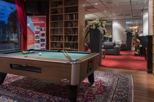 a library with a pool table in a room at Bastion Hotel Maastricht Centrum in Maastricht