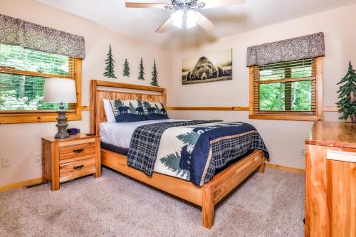 - une chambre avec un lit et 2 fenêtres dans l'établissement Bear Paw Hideaway, à Lac du Flambeau