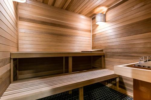 een sauna met houten wanden en een wastafel bij Dreamwood in Cazadero