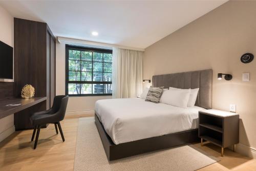 a bedroom with a bed and a desk and a window at The Amsterdam-Luxury Plus by Viadora in Mexico City