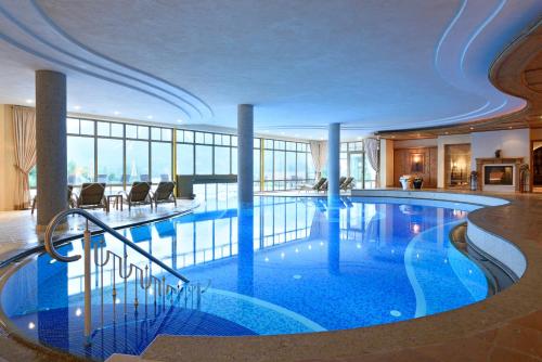 Una gran piscina en el vestíbulo de un hotel. en Hotel Post Lermoos, en Lermoos