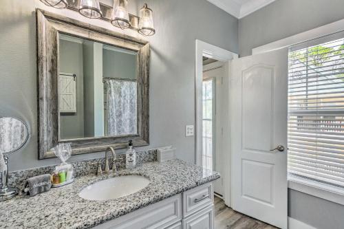 Vannituba majutusasutuses On-Site Beach Bar Sunny Perdido Key Cottage!