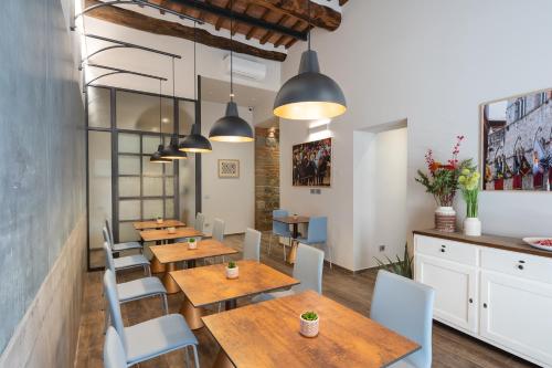 une rangée de tables et de chaises dans un restaurant dans l'établissement B&B Governo dei Nove, à Sienne