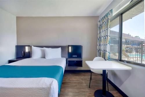 Habitación de hotel con cama y ventana en Motel 6-Palmdale, CA, en Palmdale