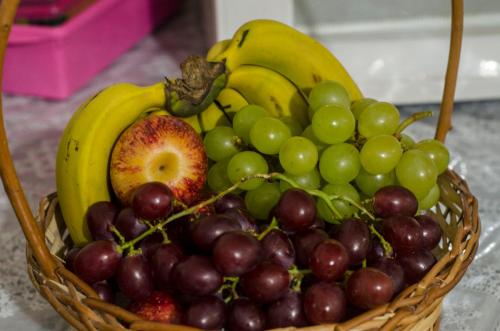 een fruitmand met bananen en druiven bij Pousada Beira Rio in Santo Antônio do Pinhal