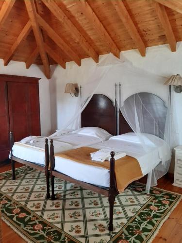 São Bartolomeu da SerraにあるMonte da Casa Branca by Hi Alentejoの木製の天井が特徴のベッドルーム1室(ベッド2台付)