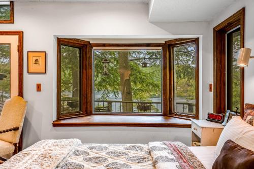 Ένα ή περισσότερα κρεβάτια σε δωμάτιο στο Beebe Lake House
