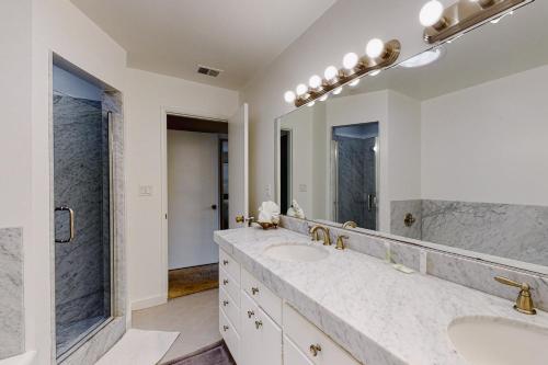 baño con 2 lavabos y espejo grande en East Valley Manor en Montecito
