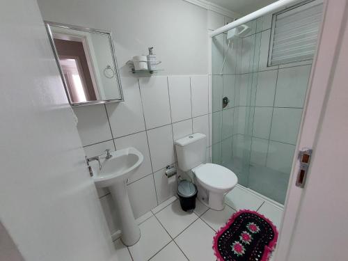 y baño con aseo, lavabo y ducha. en Apartamento próx ao centro Londrina en Londrina