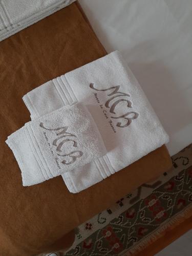 duas toalhas brancas em cima de uma mesa em Monte da Casa Branca by Hi Alentejo em São Bartolomeu da Serra