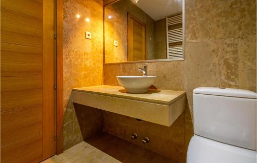 a bathroom with a sink and a toilet at Beautiful Home In Caravaca De La Cruz With Kitchen in Caravaca de la Cruz