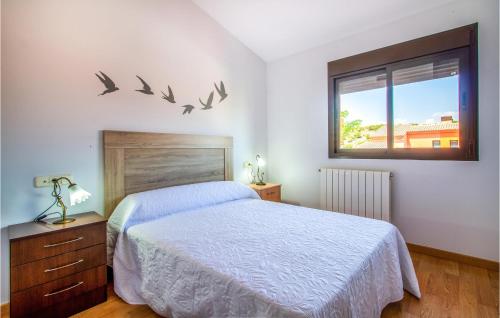 a bedroom with a bed and birds on the wall at Beautiful Home In Caravaca De La Cruz With Kitchen in Caravaca de la Cruz