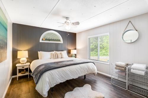 - une chambre avec un lit et un ventilateur de plafond dans l'établissement Hoodsport Hideaway, à Hoodsport