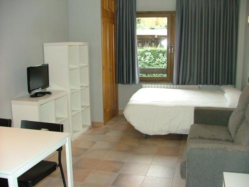 Un pat sau paturi într-o cameră la Aparthotel El Serch