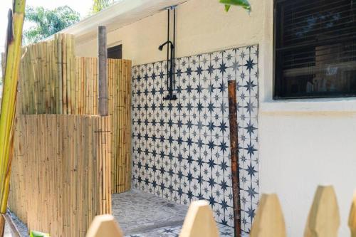 una casa con una valla y una pared de azulejos en Welcome to The Bray Escape 4 miles to Siesta Key, en Sarasota
