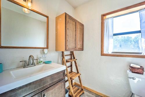 baño con lavabo, espejo y ventana en Lochview Lodge Idyllic Farmhouse in Grove!, en Grove