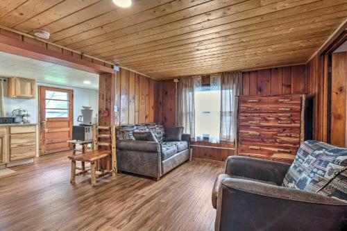Posezení v ubytování Lakefront Minocqua Cabin with Dock and Fire Pit!