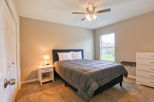 una camera con letto e ventilatore a soffitto di Hawkins Cove a Jacksonville