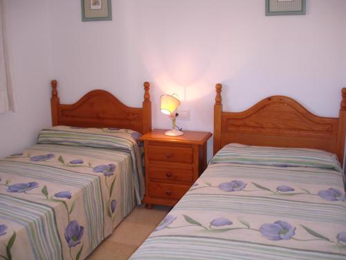 two beds sitting next to each other in a bedroom at Gemelos 22 - Zand Properties in Benidorm