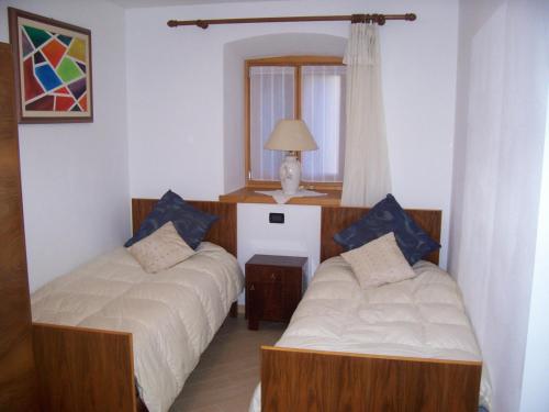 カナール・サン・ボーヴォにあるCasa Irideの鏡付きの部屋のベッド2台
