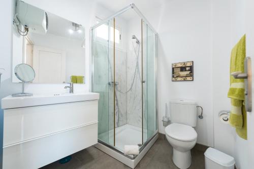 テルデにあるHolidays & Health in Finca Oasis -APART 3のバスルーム(シャワー、トイレ、シンク付)