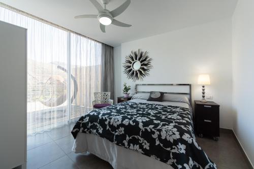 テルデにあるHolidays & Health in Finca Oasis -APART 3のベッドルーム1室(ベッド1台、大きな窓付)