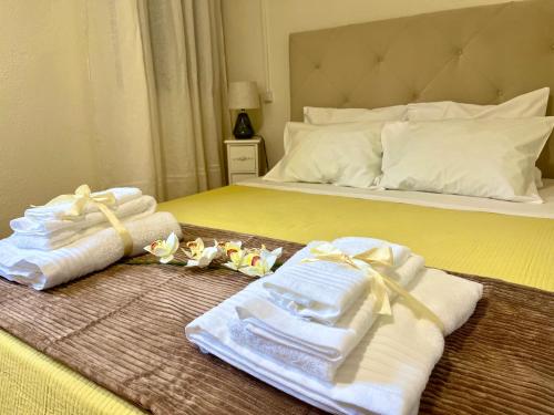 una habitación de hotel con toallas en una cama en CASAS DO CÔA - Casa do Castelo, en Vila Nova de Foz Cõa