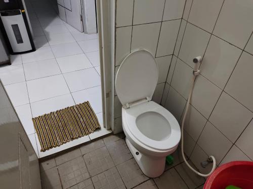 łazienka z białą toaletą w kabinie w obiekcie Homestay Srikandi w mieście Garut