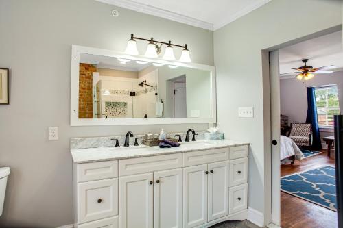 La salle de bains blanche est pourvue d'un lavabo et d'un miroir. dans l'établissement Blue Angel's Nest, à Annapolis
