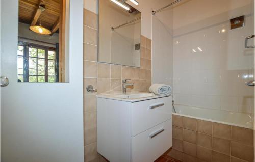 ein Badezimmer mit einem weißen Waschbecken und einer Badewanne in der Unterkunft Lovely Home In Coti Chiavari With Wifi in Coti-Chiavari