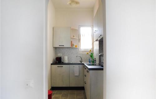 Dapur atau dapur kecil di Pet Friendly Apartment In Marotta