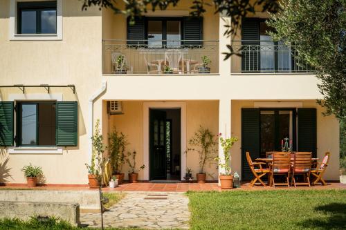 Κήπος έξω από το Koxyli Studios & Apartments 